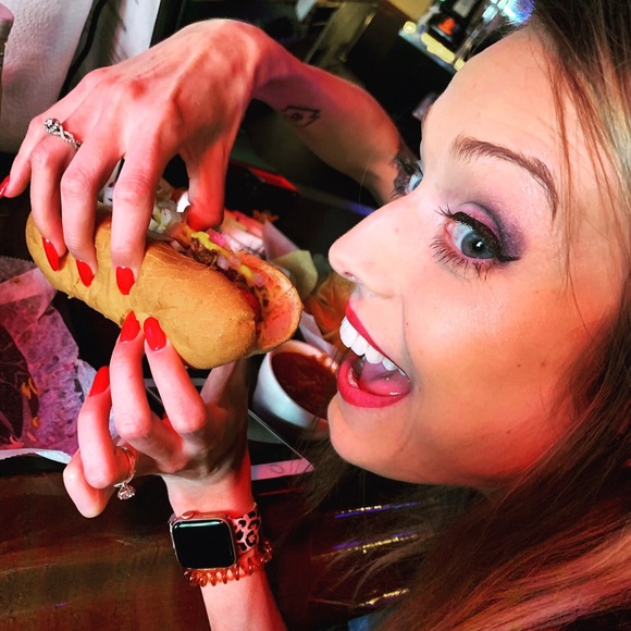 Meet your Posher, Amanda - Picture 3 of 5